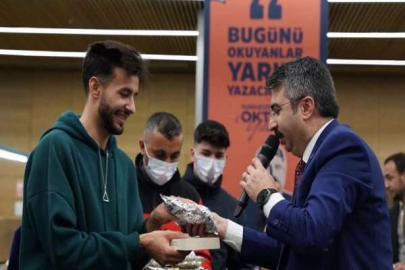UYUMAYAN KÜTÜPHANE 1 YAŞINDA