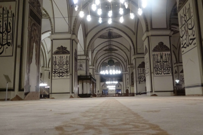 Ulu Cami'nin 12 yıllık halıları değişti
