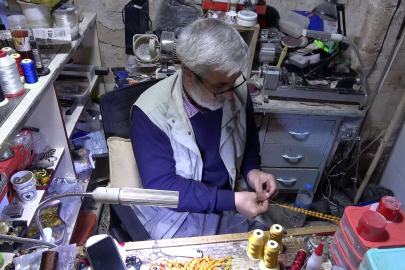500 yıllık dükkanda işini sabırla yapıyor