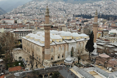 624 yıllık Ulu Cami'ye asılan Ramazan mahyası geceyi aydınlattı