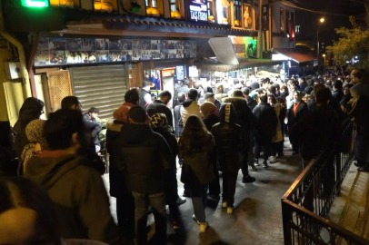 Tarihi meydanda simit ve tahinli pide izdihamı