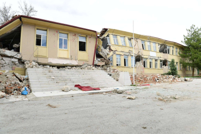 Depremde yan yatan bina müze yapılacak