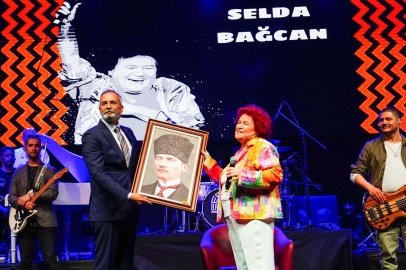 Tarsus'ta Selda Bağcan coşkusu