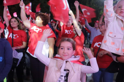 Cumhuriyet'in 100. yılını salonda değil kortejle meydanda kutladılar