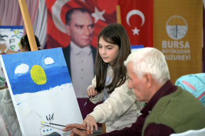 Yetenek Evi'nin minikleri yaşlılara resim yaptı