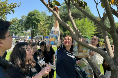 Bursa’da ağaçlar ‘kitap’ açtı