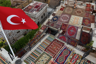Yıllanmış halılar serildi, renk cümbüşü ortaya çıktı