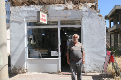 35 yıldır kerpiç dükkanda berberlik yapıyor