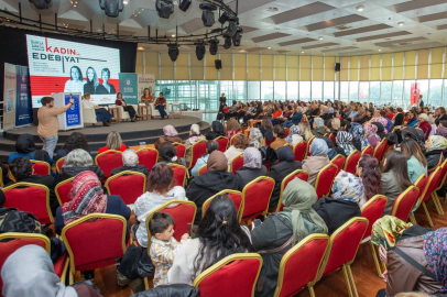 'Kadın ve Edebiyat Söyleşileri'ne Yazar Melis Alphan konuk oldu