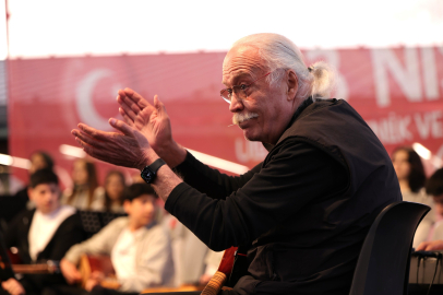 Usta sanatçı Cahit Berkay Osmangazi'de gençlerle aynı sahnede