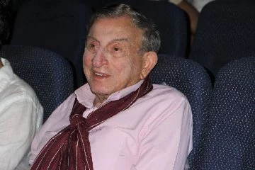 96 yaşındaki Haldun Dormen, her gün tiyatroya gelip provaları yönetiyor