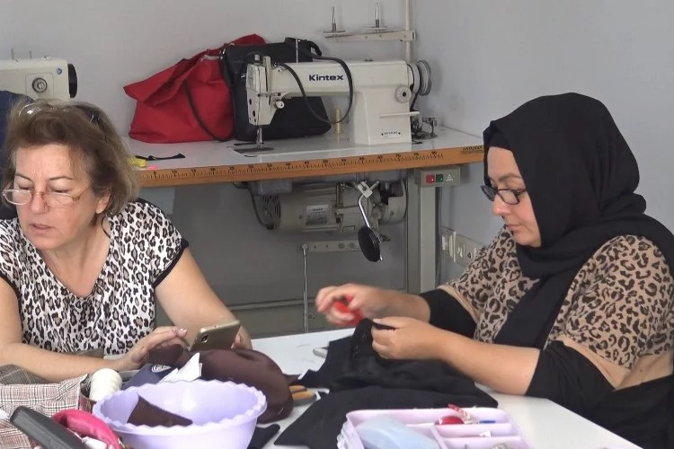 Bursa’da kadınlar hem meslek öğreniyor, hem gelir elde ediyor