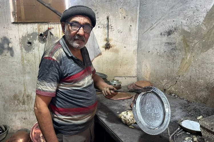 Gaziantep'te 60 yıldır 10 metrekarelik dükkanda kalaycılık mesleğini yaşatmaya çalışıyor