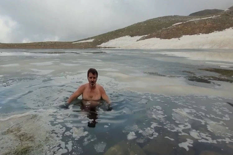 Haziran sonunda Uludağ'ın buzlu göllerinde yüzüyor