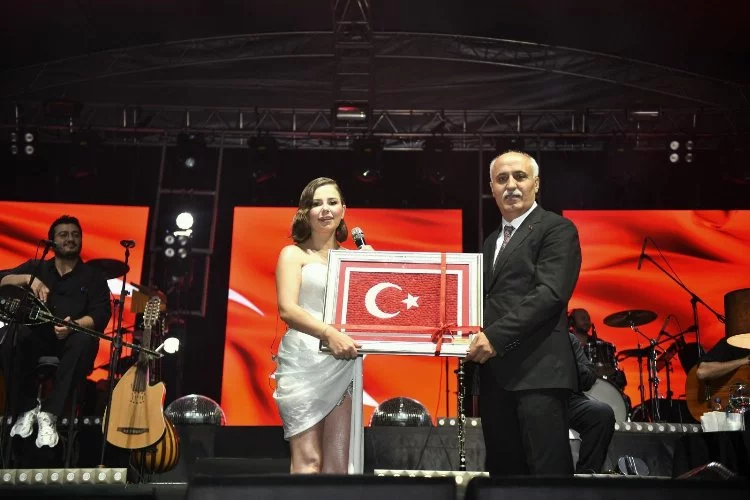 Yenişehir Biber Festivalii'nde Hakan Altun ve Merve Özbey rüzgarı